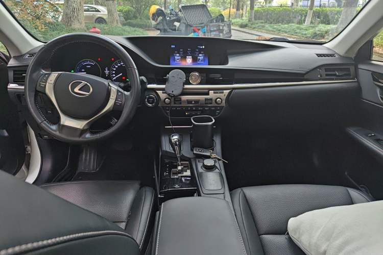 Used Lexus ES 2014 300h Elite Edition
