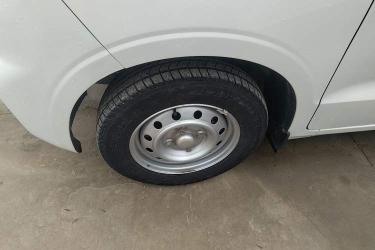 Used Wuling Hongguang V 2022 1.5L Jingqu Edition Enclosed-Window Vehicle with Hydraulic Power Steering LAR