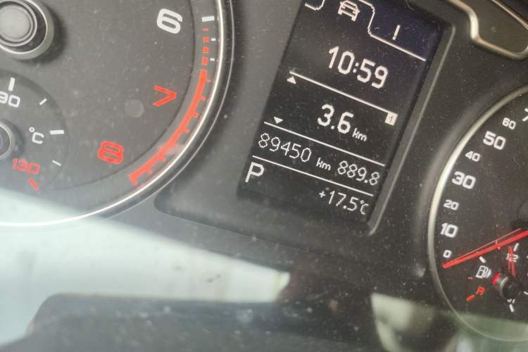 Used Audi Q3 2015 30 TFSI Ambition Edition Odometer Close Up