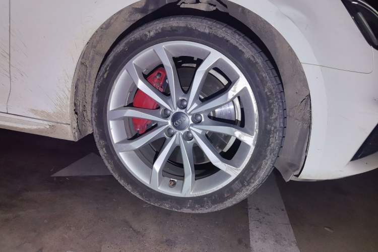 Used Audi A4L 2018 30th Anniversary Edition 45 TFSI quattro Individual Sport Edition Right Front Wheel Hub