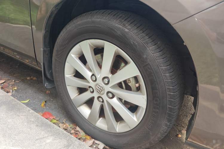 Used Buick GL8 2015 2.4L Luxury Business Premium Edition Right Front Wheel Hub