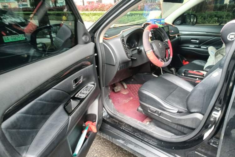 Used Mitsubishi Outlander 2019 2.0L Two-Wheel Drive Comfort Edition 7 Seats China V Emission Standard