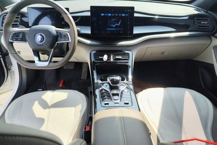 Used BYD Qin PLUS 2024 HONOR Edition DM-i 55KM Leading Model Center Console