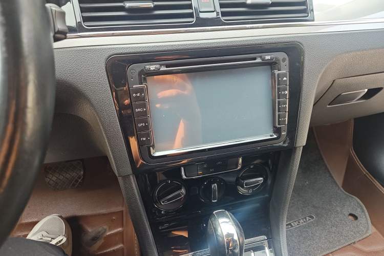 Used Volkswagen Bora 2014 1.6L Automatic Comfort Model Audio And AC Panel