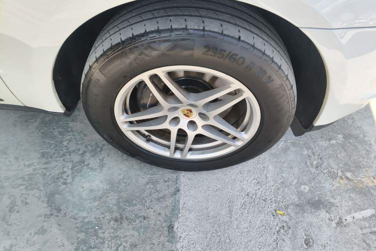 Used Porsche Macan 2018 Macan 2.0T Right Front Wheel Hub