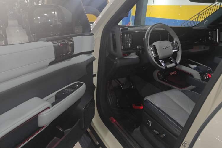 Used Formula Leopard Leopard 5 2023 Navigator Edition