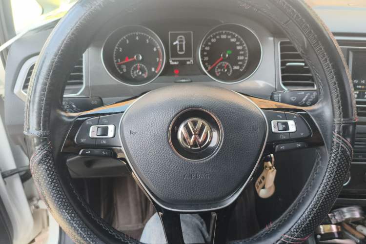 Used Volkswagen Golf Sportsvan 2016 230TSI Automatic Trend Edition Steering Wheel