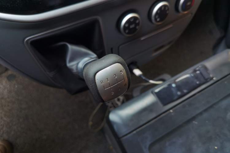 Used SAIC MAXUS Xintu V80 2018 2.5T 6-Speed Manual Aotuntong Short-Wheelbase Mid-Roof 4-Seater Gear Lever