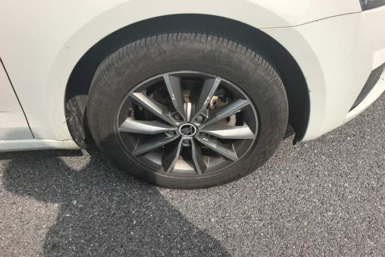 Used Skoda Octavia 2016 1.6L Manual Trend Edition Right Front Wheel Hub