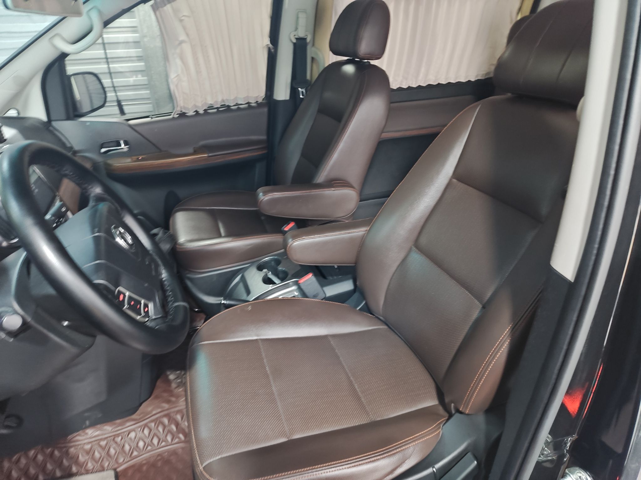 المقاعد الأمامية داخل السيارة