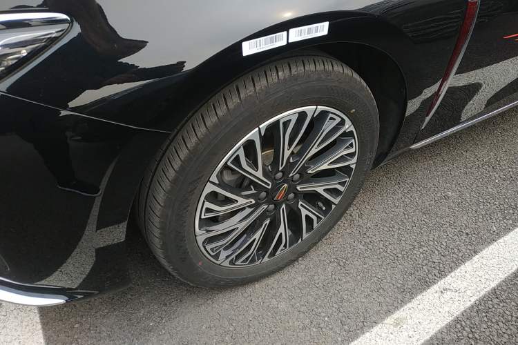 Used Hongqi H5 2025 2.0T Automatic Flag Edition – 500 000 Units Commemorative Version Left Front Wheel Hub