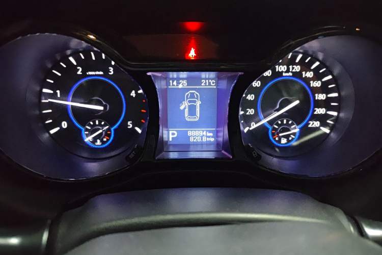 Used JMC Yusheng S350 2017 2.0T Automatic 2WD Diesel Luxury Version with Sunroof 5 Seats