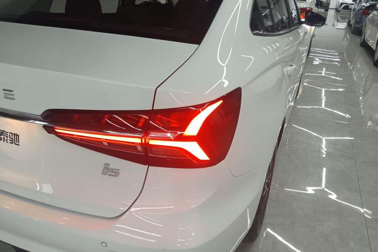 Used Roewe i5 2021 1.5L CVT Platinum Edition Right Rear Taillight