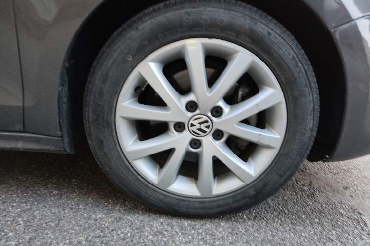 Used Volkswagen Sagitar 2012 1.4TSI Automatic Luxury Edition Right Front Wheel Hub