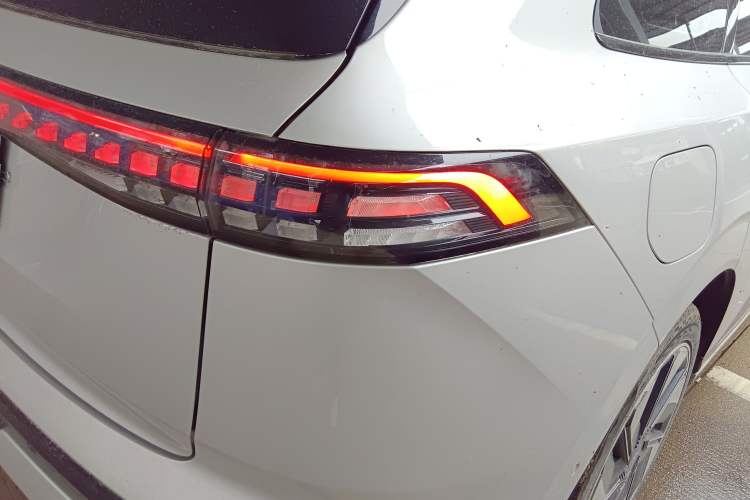 Used Dongfeng eπ eπ008 2024 210Max Range-Extended Version 6 Seats Exterior 3