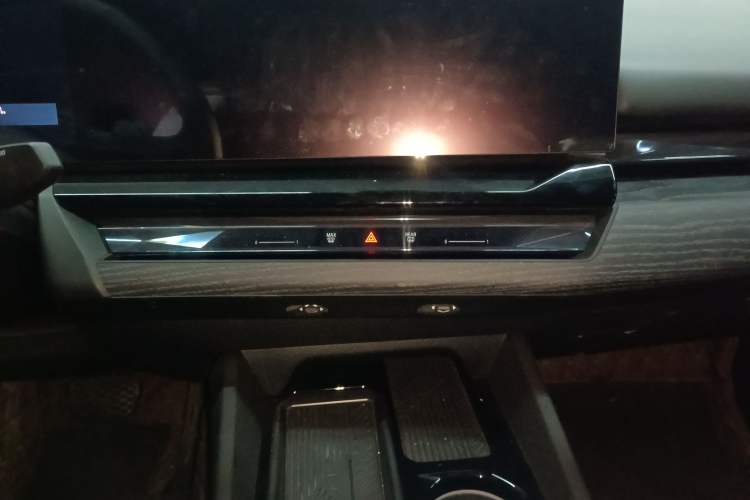 Used BMW 5 Series 2024 530Li Leading Luxury Package Audio And AC Panel