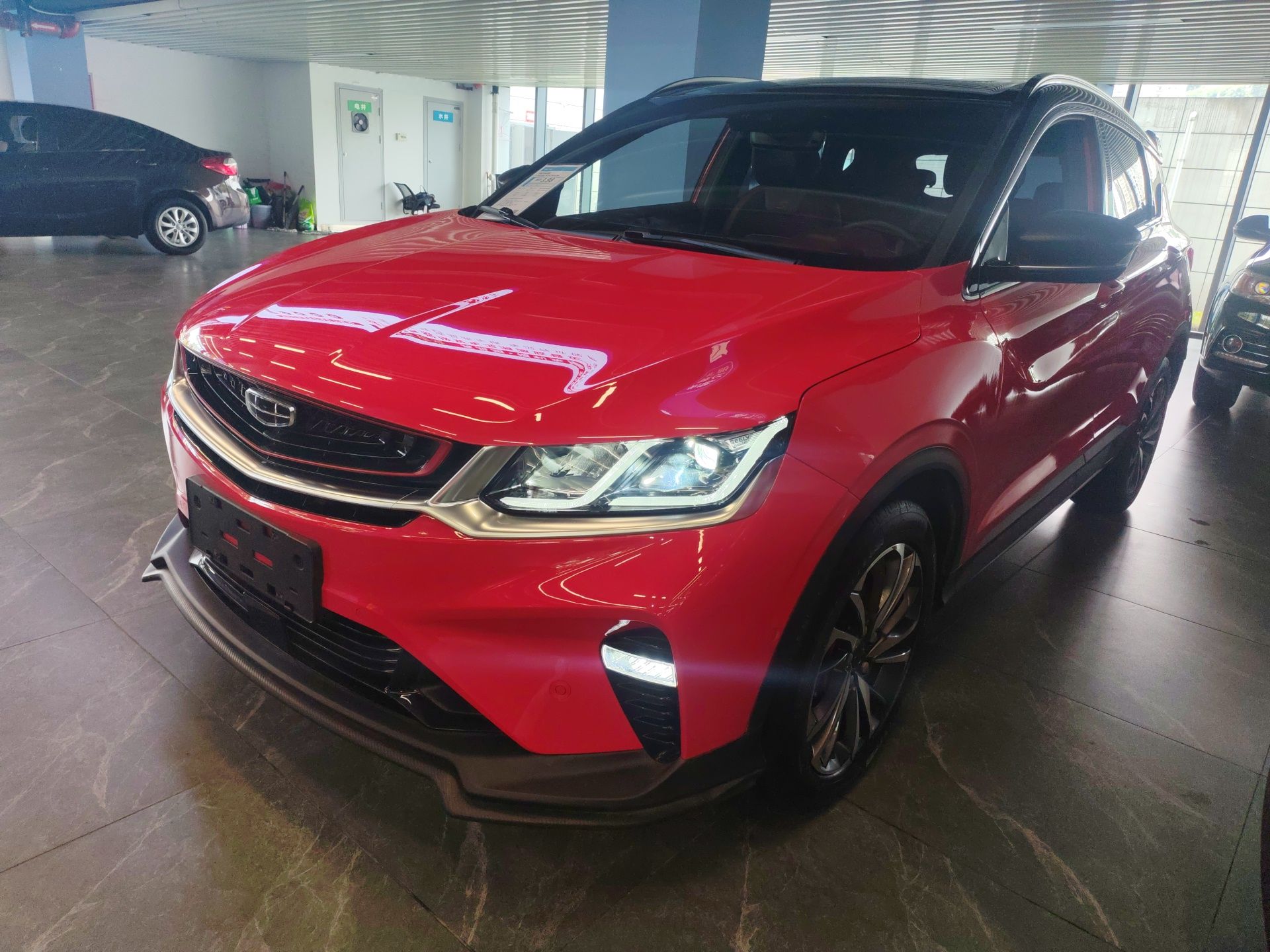 تحت مقدمة السيارة