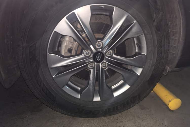 Used Hyundai Santa Fe 2013 Revised Version 2.4L Automatic All-Wheel Drive Luxury Trim
