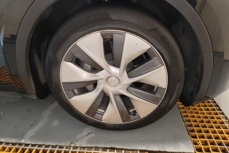 Used Tesla Model Y 2021 Standard Range Rear-Wheel Drive Version Right Front Wheel Hub