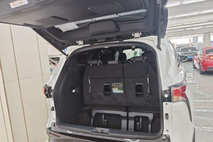 Used Toyota Sienna 2023 2.5L Hybrid Deluxe Edition