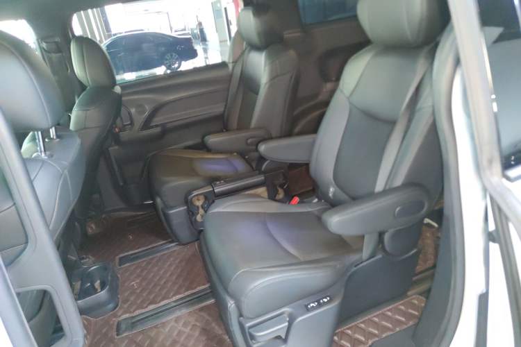 Used Toyota SIENNA 2023 2.5L Hybrid Deluxe Edition
