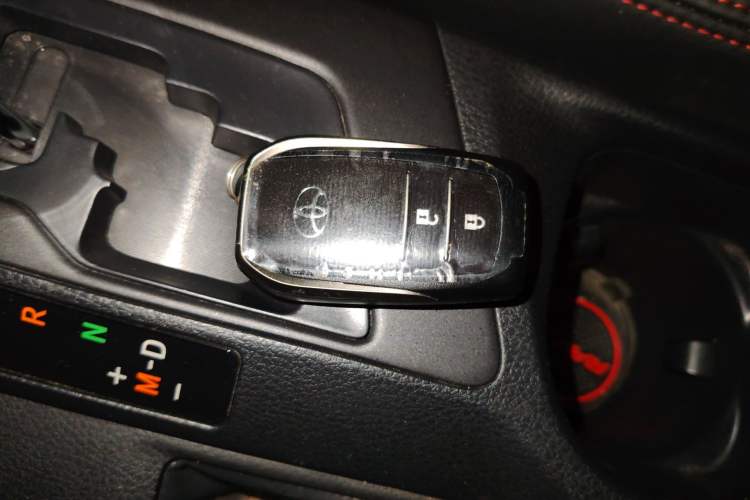 Used Toyota RAV4 2016 2.0L CVT Two-Wheel Drive Fashion Edition China V Standard Vehicle Key