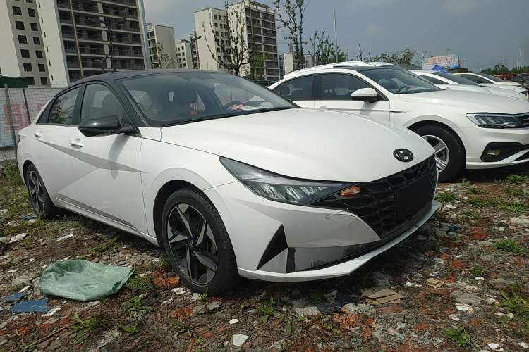 Used Hyundai Elantra 2021 1.5L CVT LUX Prestige Edition Front Right 45 Deg