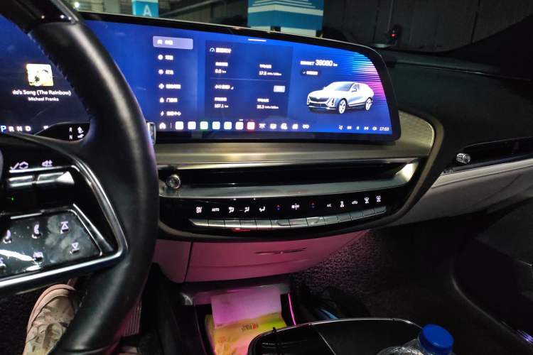 Used Cadillac LYRIQ 2022 Rear-Drive Long-Range Luxury Edition Audio And AC Panel