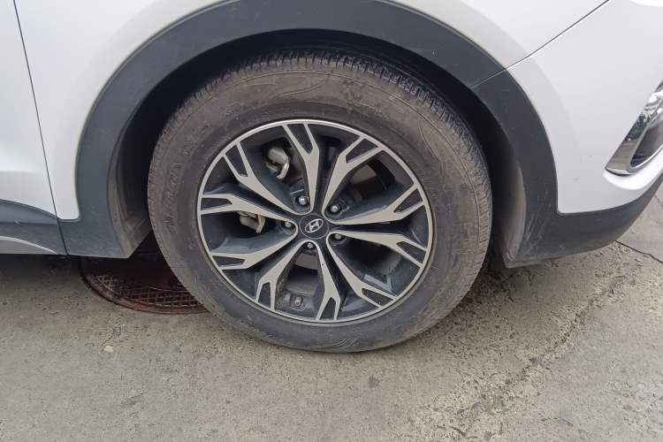 Used Hyundai Santa Fe 2017 2.0T Automatic Two-Wheel Drive Smart Version 7 Seats Right Front Wheel Hub