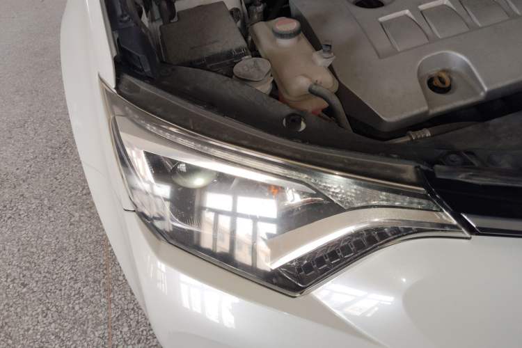 Used Toyota RAV4 2016 2.0L CVT Two-Wheel Drive Fashion Edition China V Standard
