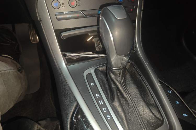 Used Ford Edge 2016 EcoBoost 245 Four-Wheel Drive Titanium 7-Seater Gear Lever