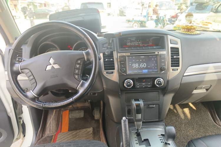 Used Mitsubishi Pajero 2016 3.0L Automatic Standard Version China V Standard Center Console