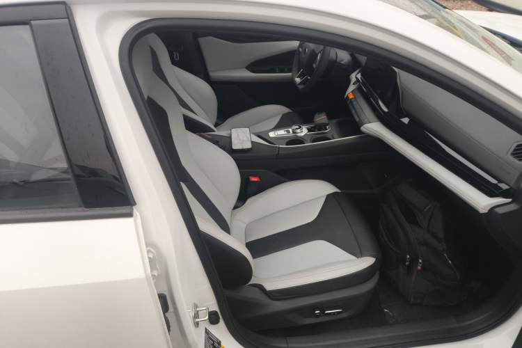 Used Changan UNI-V iDD 2024 Blue Whale Smart Electric iDD 136km ZhiKu Model