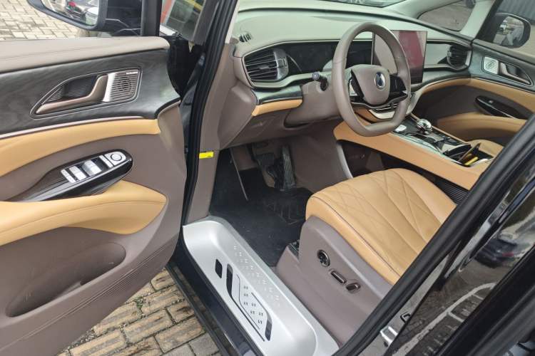 Used Denza D9 2022 DM-i 1040 Prestige Model Driver Seat