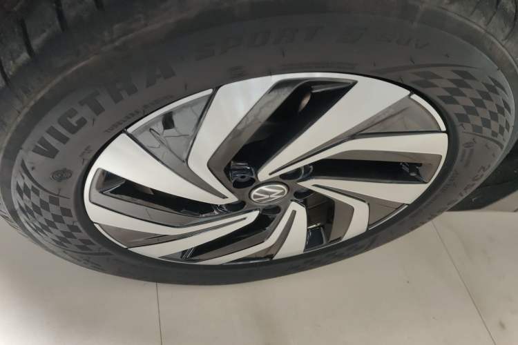 Used Volkswagen Tiguan L 2024 Outstanding Model 300TSI Automatic Two-Wheel Drive Longteng Edition
