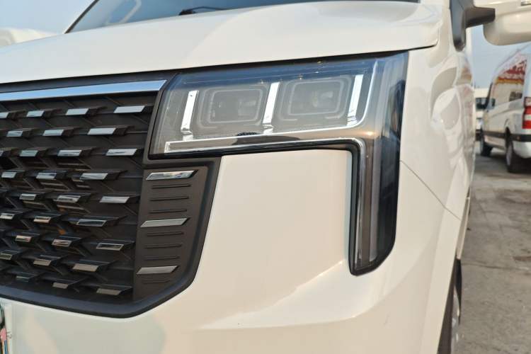 Used SAIC MAXUS Xintu V80 2025 PRO Aoyuntong 2.0T Automatic Long-Wheelbase Mid-Roof Model with 6/7/8/9 Seats
