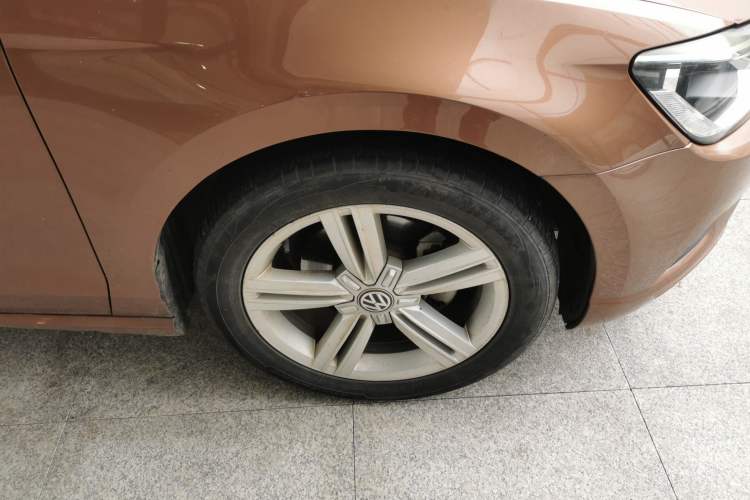 Used Volkswagen Lamando 2015 280TSI DSG Comfort Edition Right Front Wheel Hub