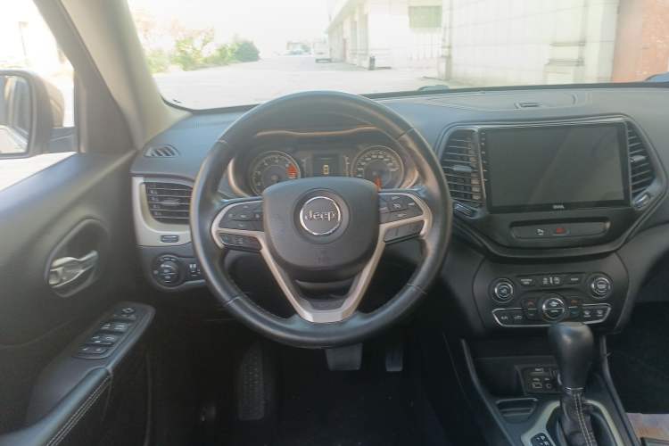 Used Jeep Cherokee 2016 2.4L Leading Edition
