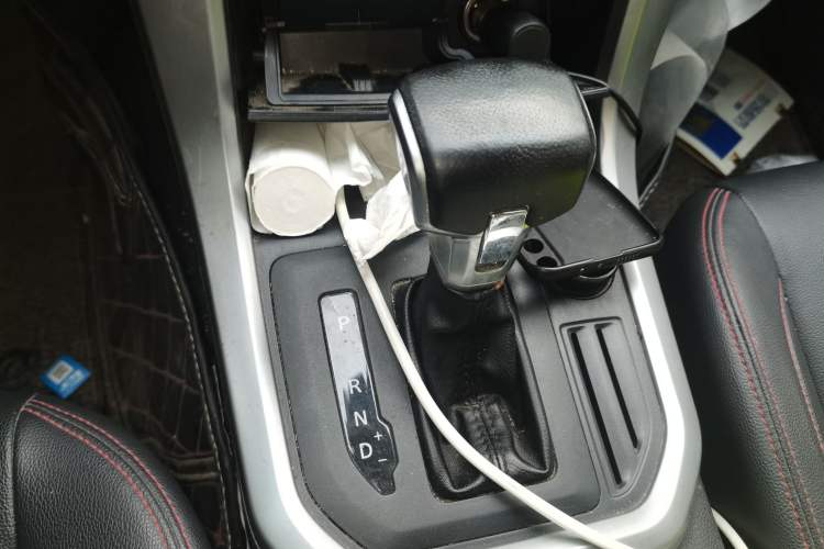 Used SAIC MAXUS T60 2017 2.0T Gasoline Automatic 4x4 High-Ride Elite Standard Cabin Gear Lever