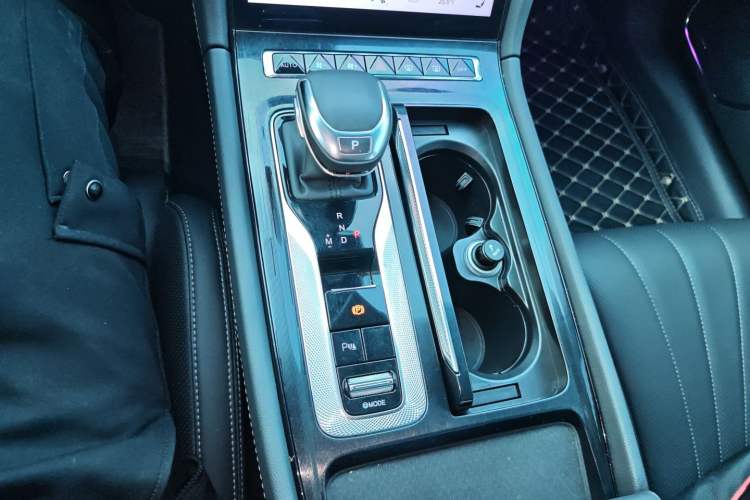 Used Hongqi H5 2023 2.0T Automatic Smart Connect Flagship Edition Gear Lever