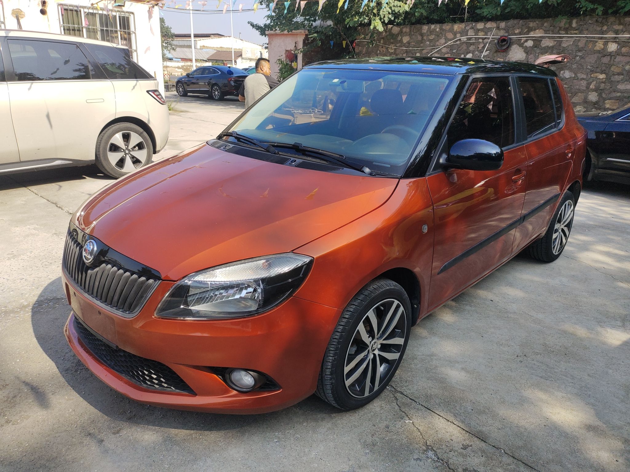 تحت مقدمة السيارة