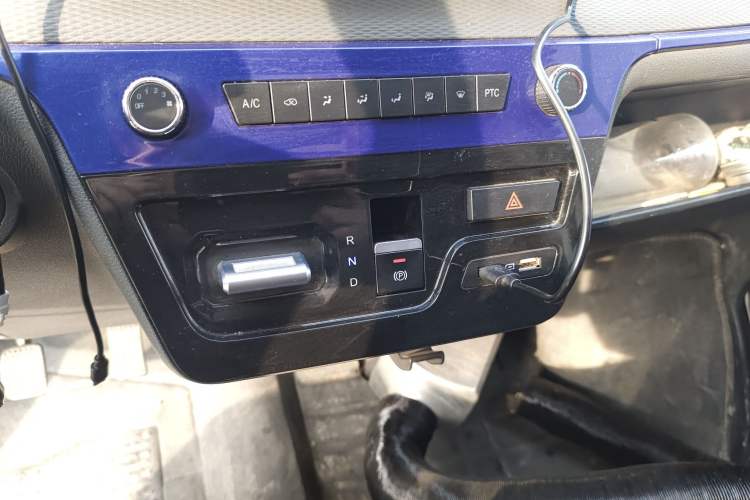 Used Dongfeng Yufeng EM26 2023 Standard Edition 41.472 kWh Henan Lithium Power Audio And AC Panel