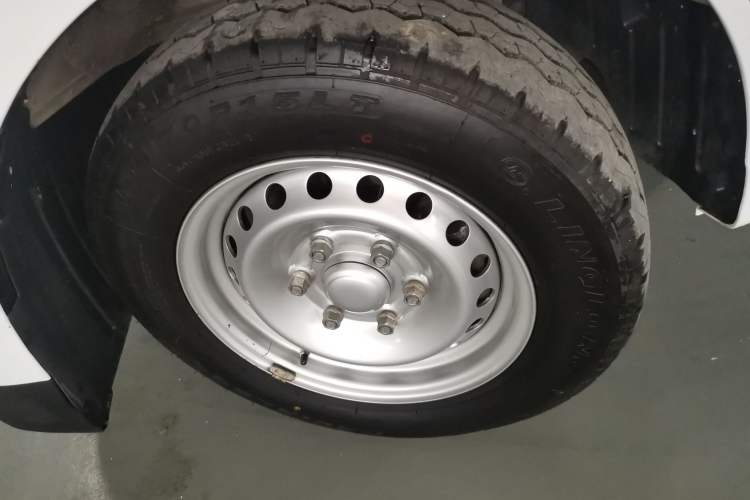 Used Wuling Yangguang 2024 300km Range Practical Window-Sealed Version 60kW Left Front Wheel Hub