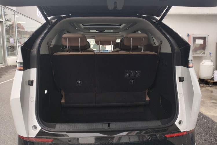 Used XPeng X9 2025 740 Ultra-Long Range Max
