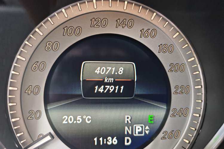 Used Mercedes-Benz GLK-Class 2013 Facelift GLK 300 4MATIC Fashion Edition Odometer Close Up