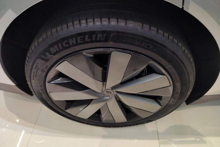 Used Li Auto i6 2025 Model Four-Wheel-Drive Standard Type Right Rear Wheel Hub