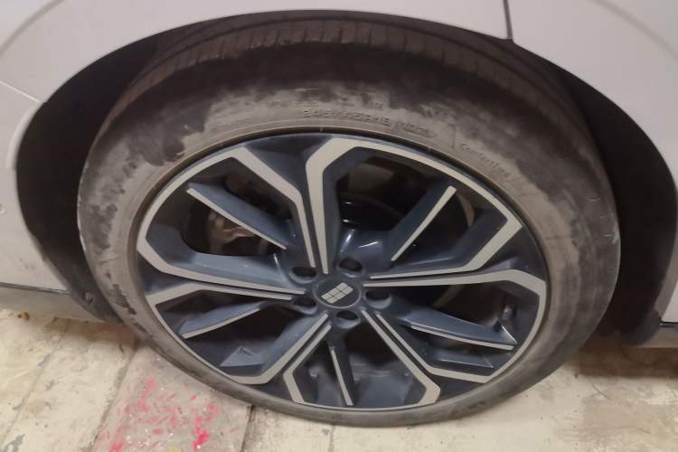 Used Geely Galaxy E8 2025 700 km Long-Range Intelligent Driving Version Right Rear Wheel Hub