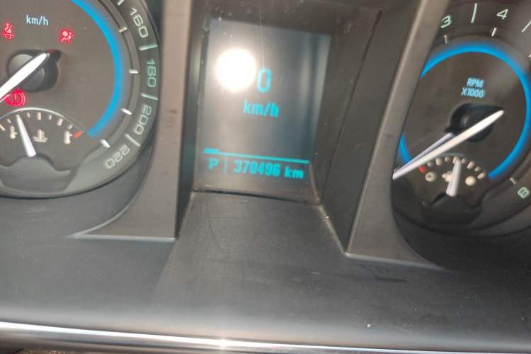 Used Buick GL8 2015 2.4L Luxury Business Premium Edition Odometer Close Up