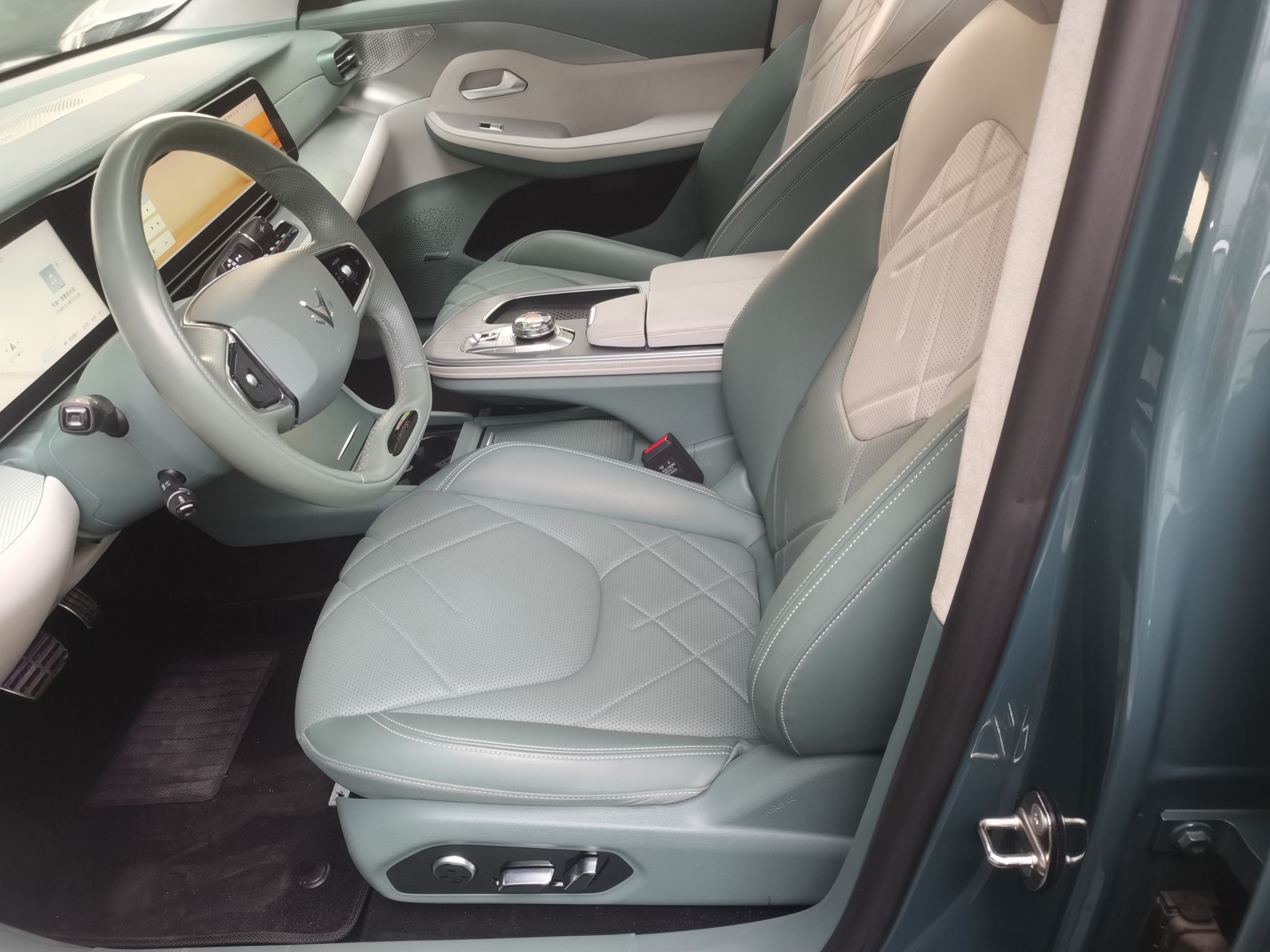 Переднее сиденье в автомобиле