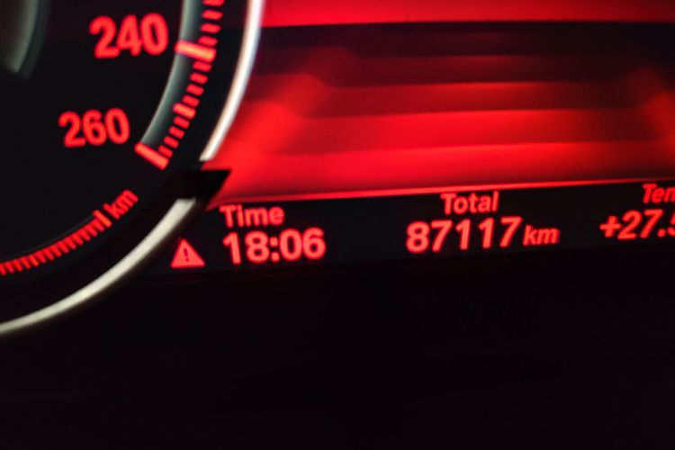 Used BMW X6 2017 xDrive28i Odometer Close Up